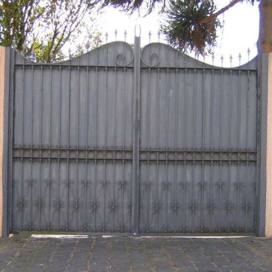 Portão Chapa de alumínio com detalhes desenhados