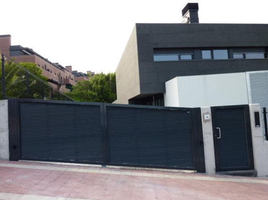 Portão De visual inusitado devido ao desnível do terreno