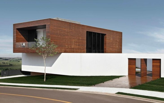 Portão Feito em madeira, assim como a fachada