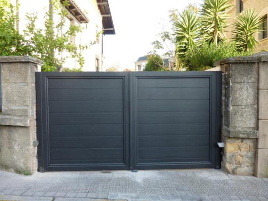 Portão Em tom chumbo, feito em alumínio soldado