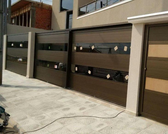 Portão Mix de alumínio pintado de marrom e vidro