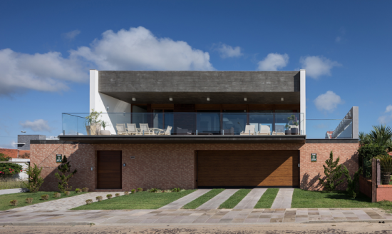 Porta e portão feitos com o mesmo material