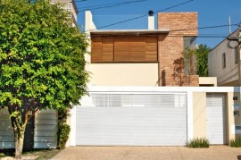  Port�o branco contrasta com a madeira utilizada no primeiro andar