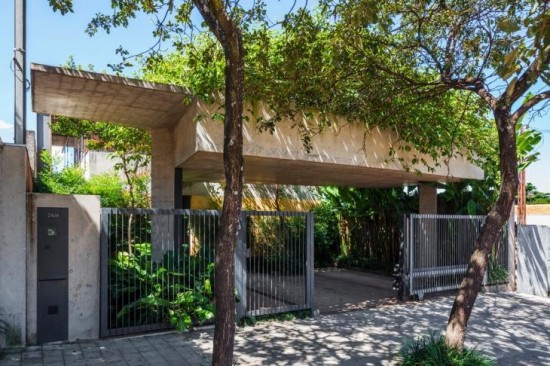 Portão Em tamanho mediano, com gradil vertical