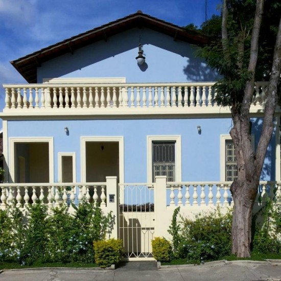 Portão De visual simples, deixando o destaque para a fachada