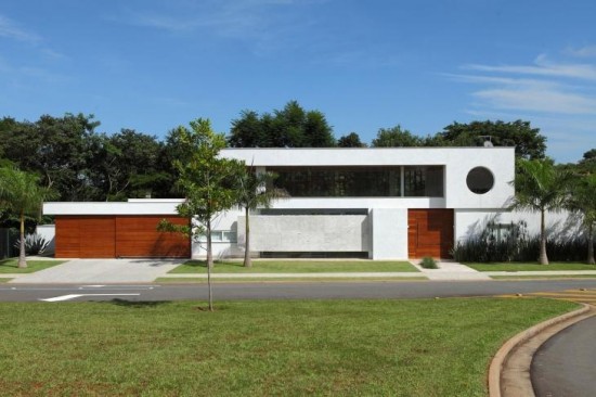 Portão Nada como o contraste da madeira com o branco