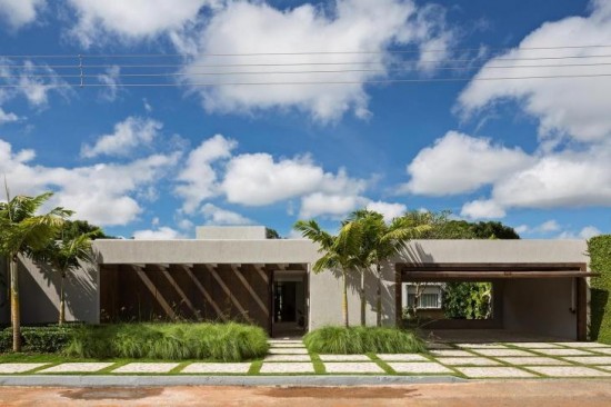 Portão Fachada harmonizada com o portão em madeira