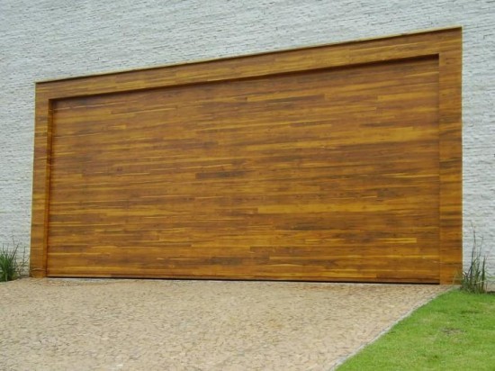 Portão Com estrutura em aço e revestimento em madeira