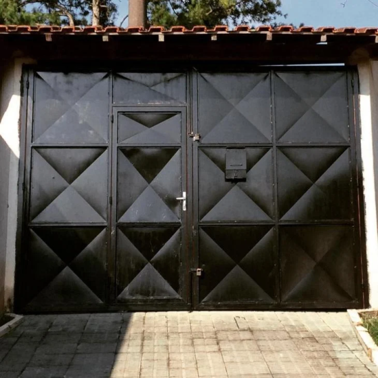 Portão Chapa com formatos geométricos e cor preta