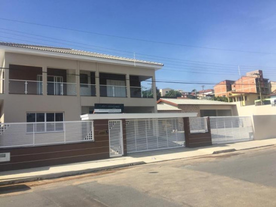 Portão Amplo portão para uma residência de grandes proporções