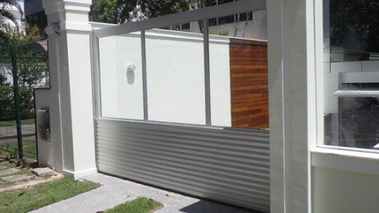 Modelo de portões em alumínio com vidro