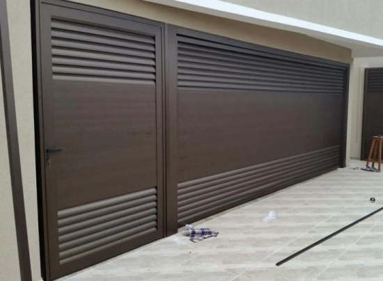 Portão Feito em esquadrias de alumínio