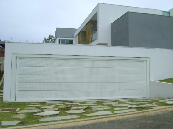 Portão Em chapa de alumínio, mesclando-se ao muro