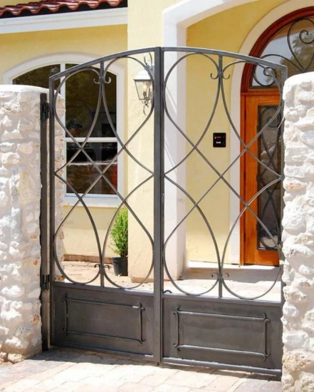 Portão de ferro forjado