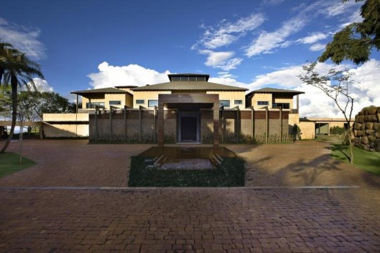 Portão Em tom escuro mesclando-se à fachada