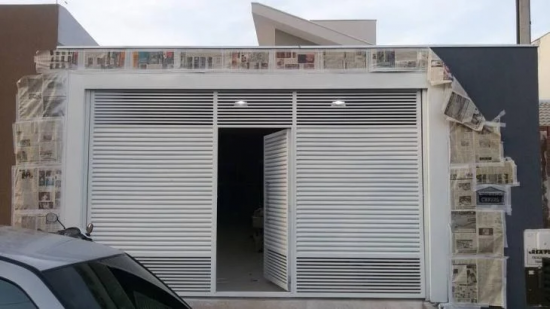 Portão Pinte você mesmo o portão com uma cor que contraste com a fachada