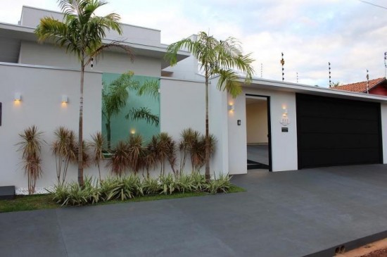 Portão maciço, na cor preta