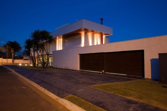 Portão Modelo automático, que facilita a abertura